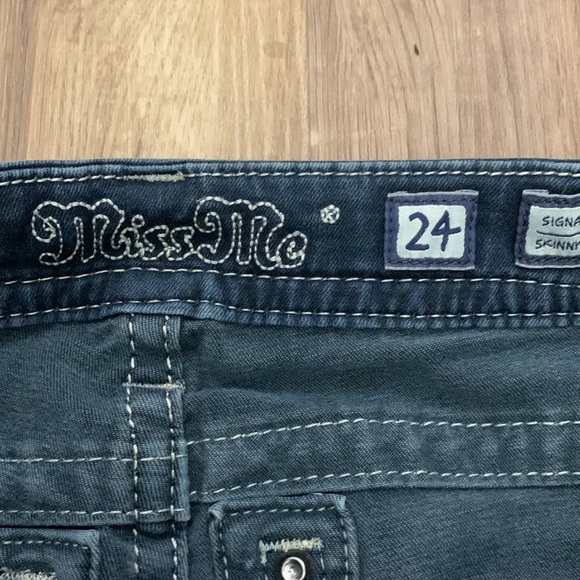 Miss Me signature skinny crop. Size 24 - Picture 6 of 9